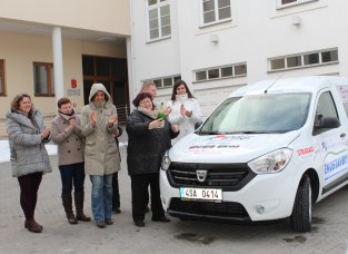 Slavnostní předání auta pro Osobní asistenci PAPRSEK